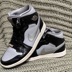 Air Jordan 1 Mid SE - Black, Metallic Silver, Light Smoke by Nike